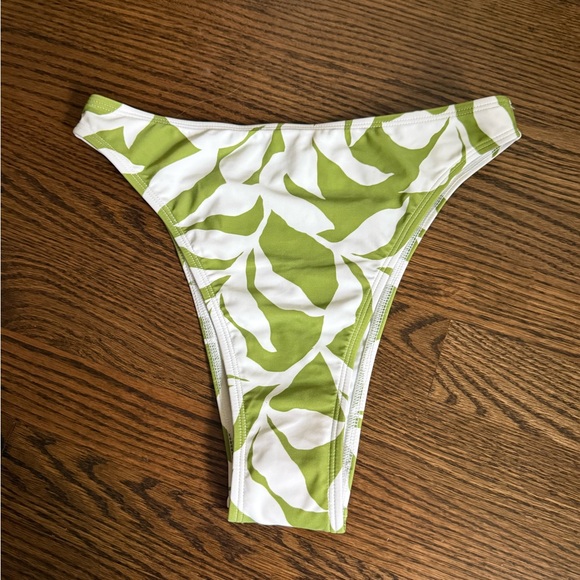 NWT Cupshe x Jojo Green and White Leaf Bikini Bottom small - Picture 1 of 2